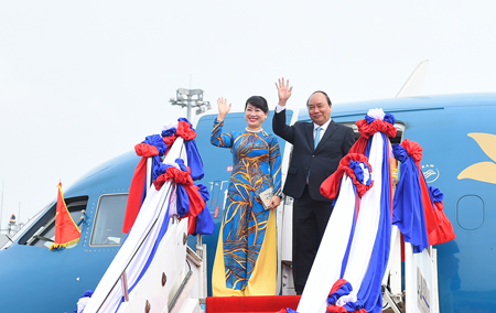 Sáng 26/4, Thủ tướng Nguyễn Xuân Phúc và Phu nhân dẫn đầu Đoàn đại biểu cấp cao Chính phủ Việt Nam đã đến sân bay quốc tế Wattay, Thủ đô Vientiane, bắt đầu chuyến thăm chính thức CHDCND Lào đúng vào dịp Tết Cổ truyền của Lào.